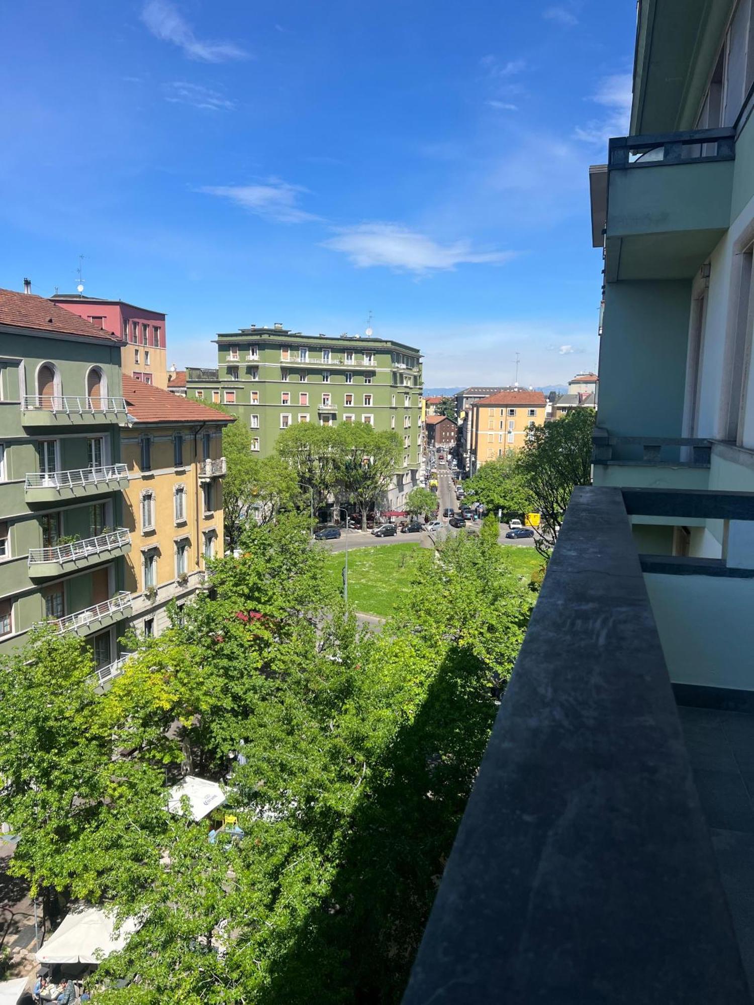 New Apartment With Balcony, Isola Bosco Verticale Милан Экстерьер фото