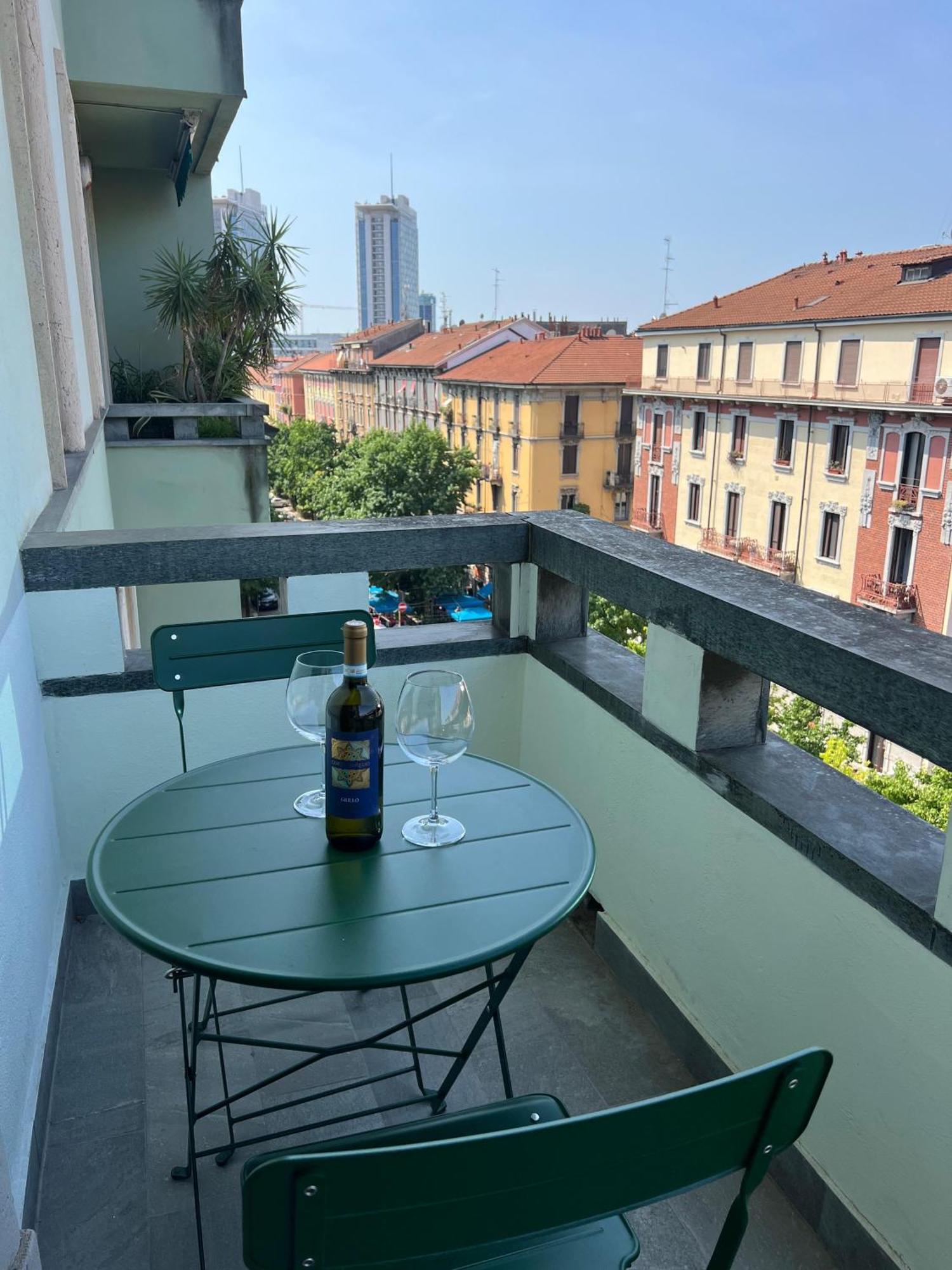New Apartment With Balcony, Isola Bosco Verticale Милан Экстерьер фото
