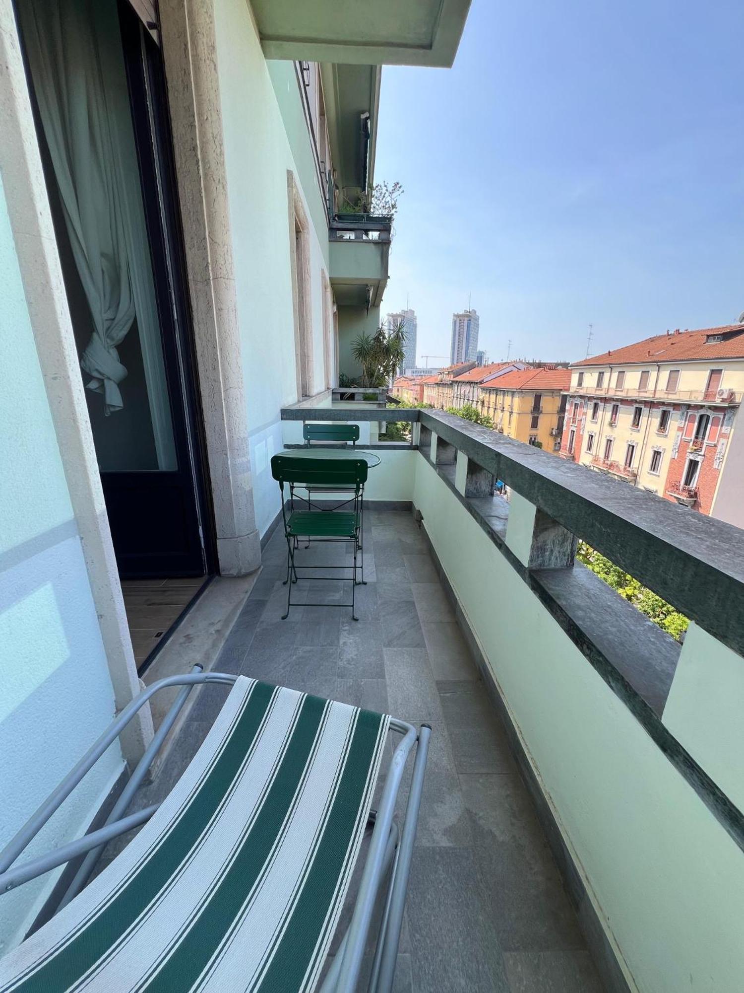 New Apartment With Balcony, Isola Bosco Verticale Милан Экстерьер фото
